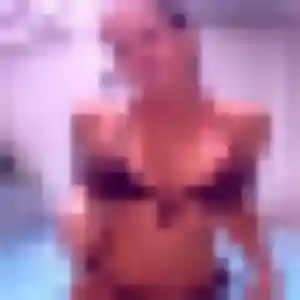 Gwenaelle, 31 ans, connectée à Saint-Pourçain-sur-Sioule pour une rencontre coquine